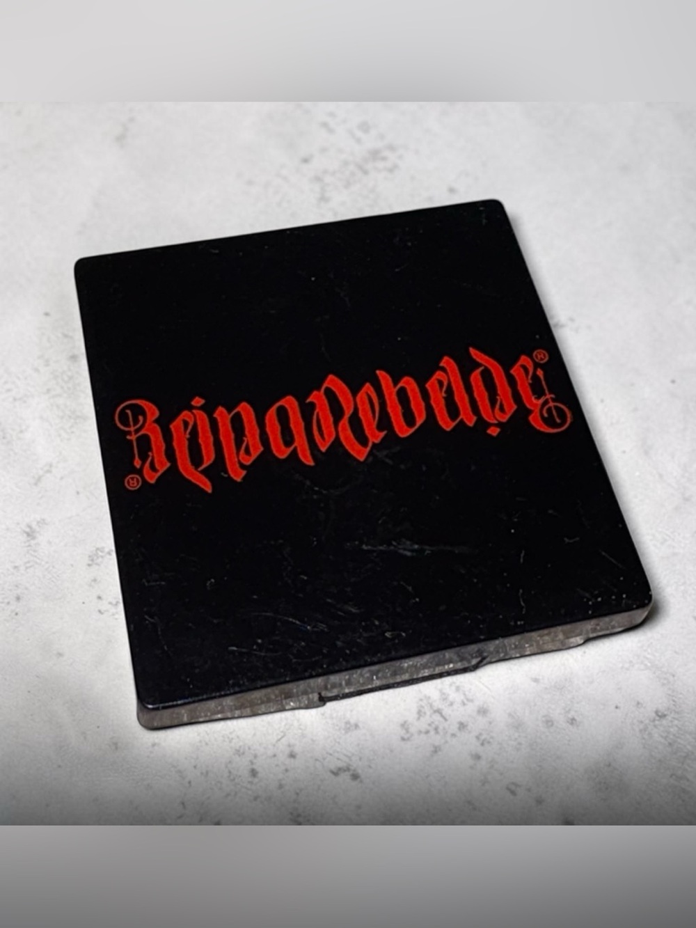 Reina Rebelde Pressed Powder Compact In “SOL”